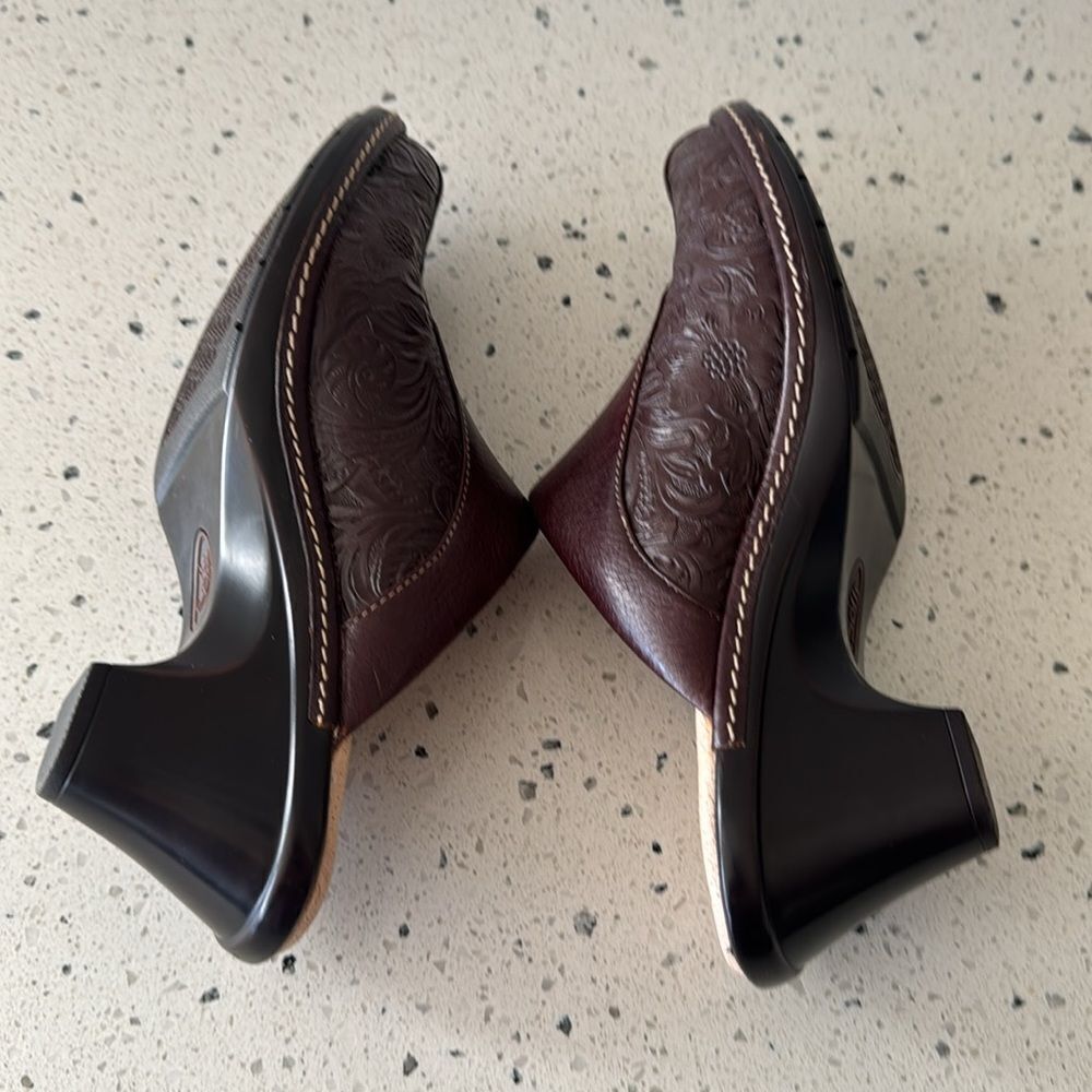 Sofft Women's Size 8.5 Brown Leather Clogs Mules Floral Tooled Slip On Shoes EUC - Picture 9 of 12